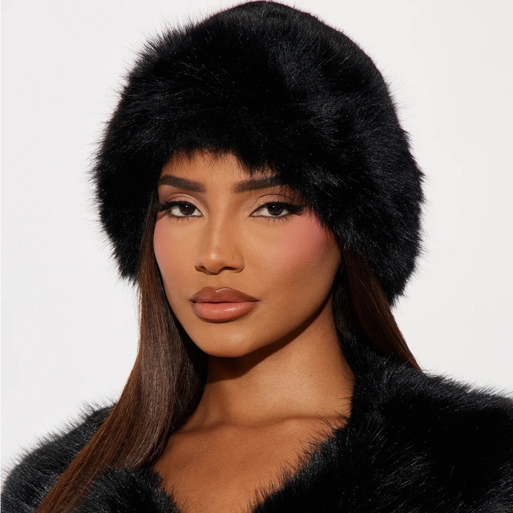 Elegant Black Faux Fur Hat and Scarf Set